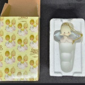 NWT Precious Moments 2002 Ornament